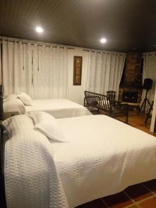 um grupo de quatro camas num quarto em Posadas San Antonio Campestre em Tibasosa