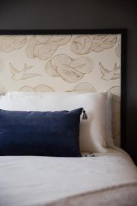 Postel nebo postele na pokoji v ubytování Atticus Hotel