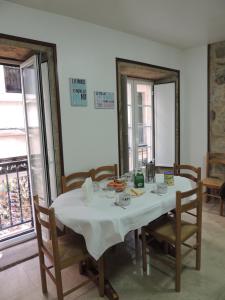 a dining room with a table and chairs and windows at Casa Xa Abreu VUT-CO-002490 in Padrón