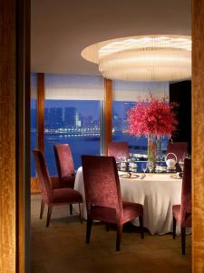 Predel za sedenje v nastanitvi Four Seasons Hotel Hong Kong