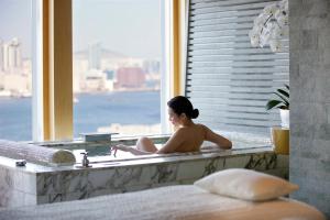 Gostje med bivanjem v nastanitvi Four Seasons Hotel Hong Kong