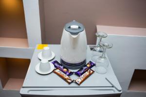 einen weißen Tisch mit Mixer und Snacks darauf in der Unterkunft Hayat Pyramids View Hotel in Kairo + 37 Fotos
