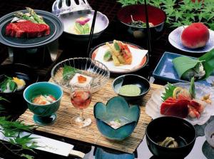 Yudanaka Yasuragi في يامانوتشي: طاولة مليئة بالأطباق وأوعية الطعام