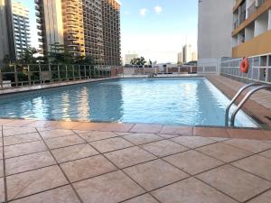 a large swimming pool on the side of a building at Nox Apart Hotel - Garvey in Brasilia