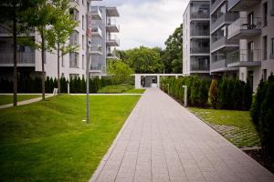 a walkway between two large apartment buildings at Luna Apartment Deluxe in Gdańsk