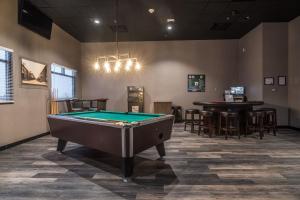 une salle avec un billard et un bar dans l'établissement Astoria Extended Stay & Event Center, à Dickinson
