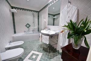 Vannituba majutusasutuses OSTUNI PALACE - Hotel Bistrot & SPA