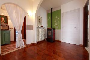 A kitchen or kitchenette at Tutti a casa di Pippo (100mq)