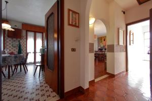 A kitchen or kitchenette at Tutti a casa di Pippo (100mq)