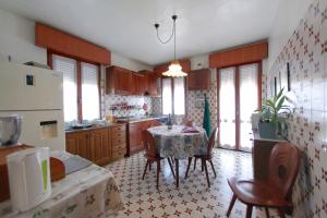 A kitchen or kitchenette at Tutti a casa di Pippo (100mq)