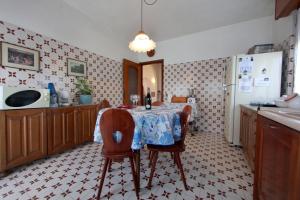 A kitchen or kitchenette at Tutti a casa di Pippo (100mq)