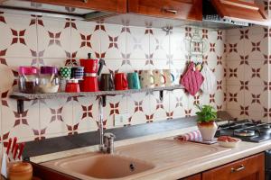 A kitchen or kitchenette at Tutti a casa di Pippo (100mq)