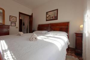 A bed or beds in a room at Tutti a casa di Pippo (100mq)
