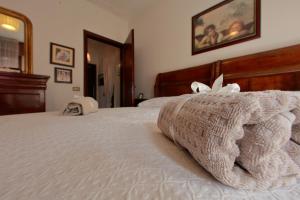 A bed or beds in a room at Tutti a casa di Pippo (100mq)
