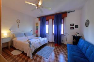 A bed or beds in a room at Tutti a casa di Pippo (100mq)