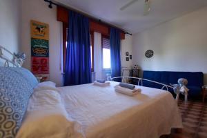 A bed or beds in a room at Tutti a casa di Pippo (100mq)