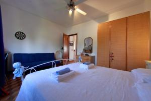 A bed or beds in a room at Tutti a casa di Pippo (100mq)