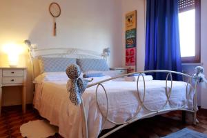 A bed or beds in a room at Tutti a casa di Pippo (100mq)