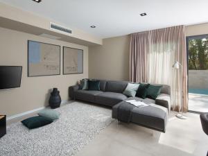 Una sala de estar con un sofá y un televisor. en Holiday Home Oliva 1 by Interhome, en Pelegrin
