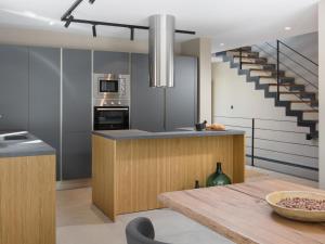 cocina con encimera y escalera en Holiday Home Oliva 1 by Interhome, en Pelegrin