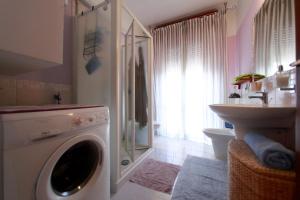 A bathroom at Tutti a casa di Pippo (100mq)