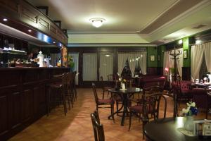 Reštaurácia alebo iné gastronomické zariadenie v ubytovaní Adler Hotel