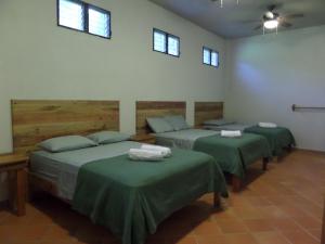 سرير أو أسرّة في غرفة في Hotel Rio