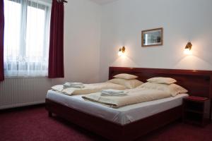 Posteľ alebo postele v izbe v ubytovaní Adler Hotel
