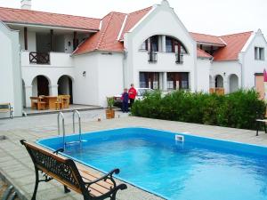 Bazén v ubytovaní Szanyi Vendégház alebo v jeho blízkosti
