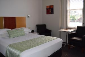 Postel nebo postele na pokoji v ubytování Auldington Hotel