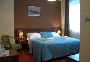 Una habitación de hotel con una cama con toallas. en Hotel Kochanów en Kochanów