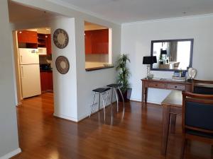 Ett kök eller pentry på Darling Harbour 2 Bedroom Apartment