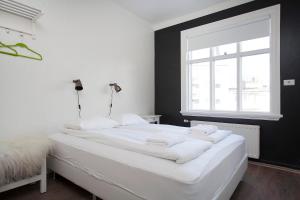 En eller flere senge i et værelse på Apótek Guesthouse