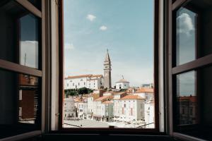 una ventana abierta con vistas a la ciudad en Art Hotel Tartini en Piran