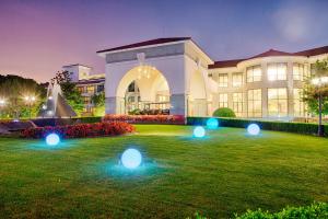 un gran edificio con luces en el patio en Hong Qiao State Guest House, en Shanghái