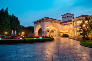 un gran edificio con una pasarela delante de él en Hong Qiao State Guest House, en Shanghái