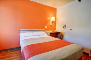
A bed or beds in a room at Motel 6-Windsor Locks, CT - Hartford
