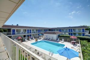 vistas a la piscina desde el balcón de un hotel en Motel 6-Windsor Locks, CT - Hartford, en Windsor Locks