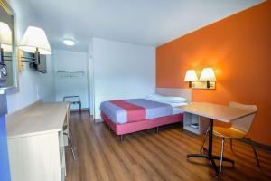 Postel nebo postele na pokoji v ubytování Motel 6-Kelso, WA - Mt. St. Helens
