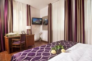 Postel nebo postele na pokoji v ubytování Hotel Galileo