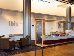 una modella di barca in una vetrina in una stanza di ibis Rotterdam Vlaardingen a Vlaardingen