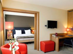 TV a/nebo společenská místnost v ubytování Mercure Hotel Den Haag Central