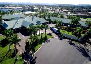 a car parked in a parking lot next to a building at Ballina Byron Islander Resort and Conference Centre in Ballina
