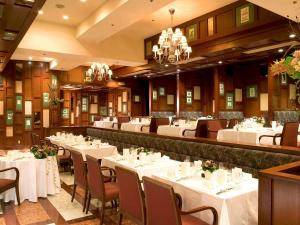 Ein Restaurant oder anderes Speiselokal in der Unterkunft The Cypress Mercure Hotel Nagoya 