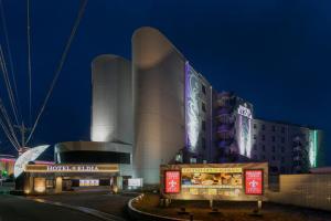 笛吹市にあるホテルエルディア 山梨(大人専用)の夜間の看板のある建物