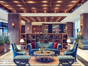 un vestíbulo del hotel con sillas azules y una mesa en Uranus Istanbul Topkapi en Estambul