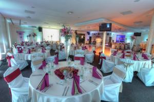 Restaurace v ubytování Dixon Resort + 37 fotografií