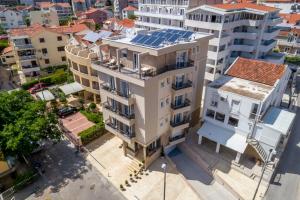 una vista sul tetto di un edificio con pannelli solari di Al Mare apartments Budva a Budua