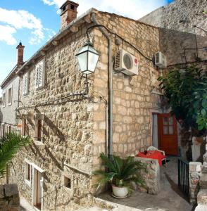 una casa de piedra con una luz en el lateral de ella en Apartment Old Town Gverovic, en Dubrovnik
