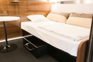 - un lit dans une petite chambre avec une table dans l'établissement THE S3 Wakayama Station, à Wakayama